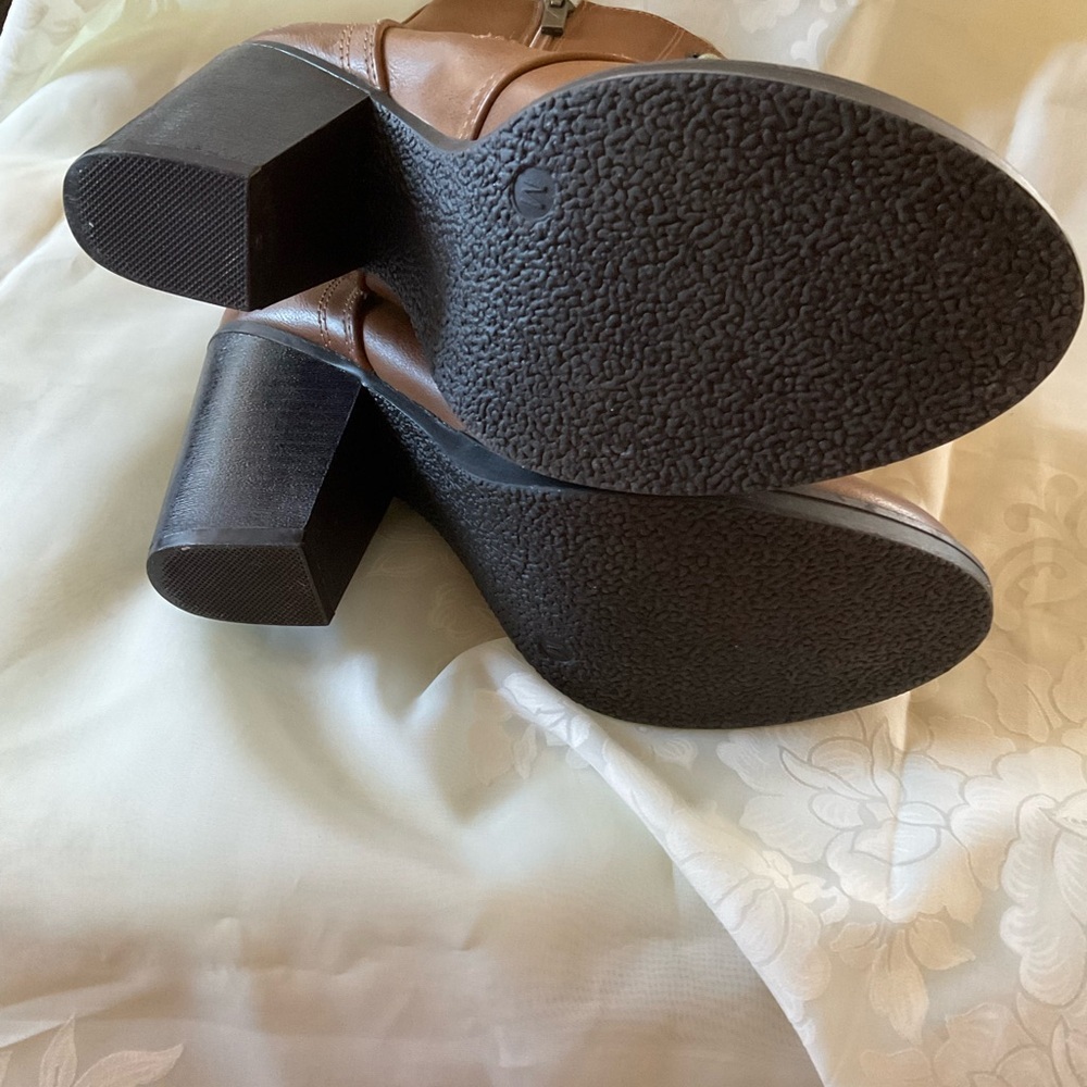 Brown Lace-Up Ankle Boots with a Chunky Heel. Size Medium (7-8) Medium Width - Picture 4 of 5
